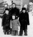 Я,  тетя Поля, Дёка, Коля Корольковы в нашем  дворе ул. Ленина 1953 г.